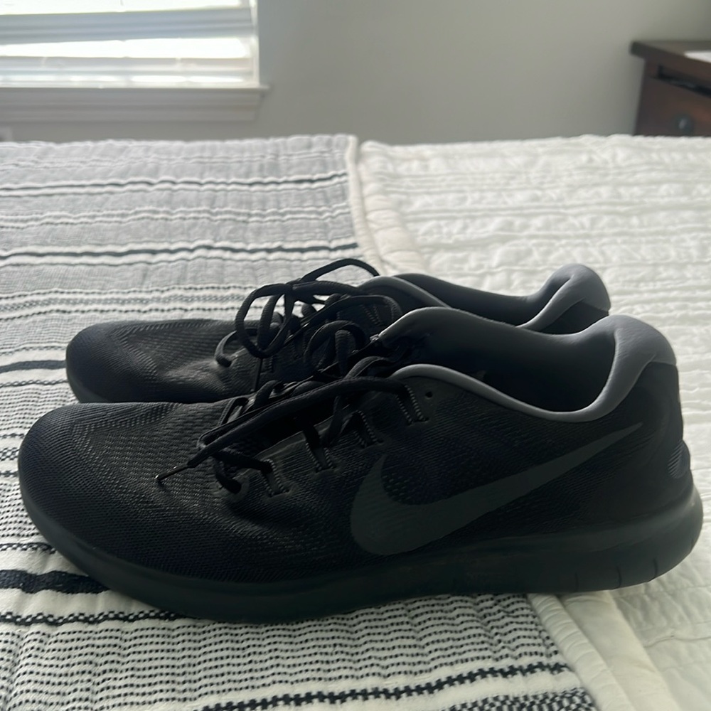 Men’s all black Nike free runs size 13. Gently used. Only worn twice.